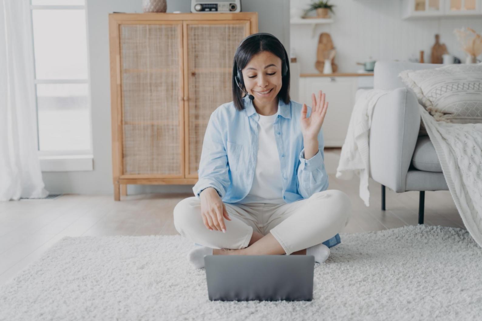 Equipo fundador trabajando en modelo de negocio financiero sostenible