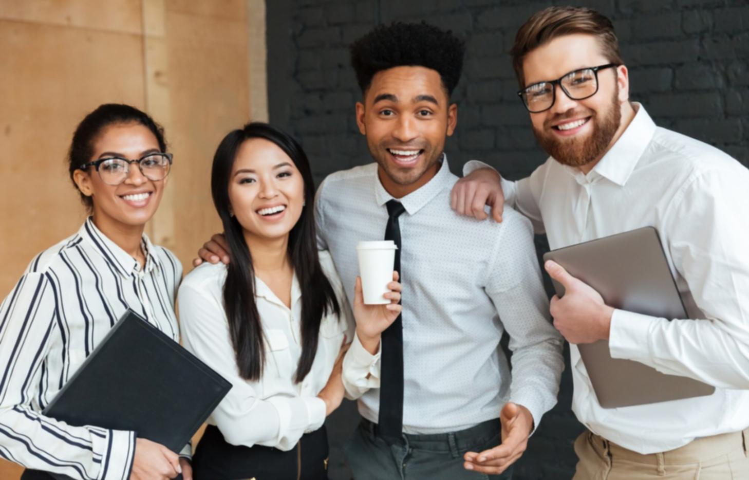 Equipo trabajando en estructura financiera de nueva empresa