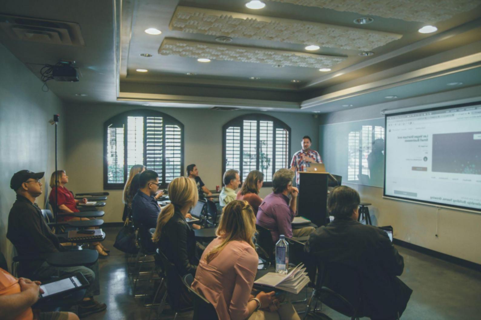 Equipo de profesionales analizando métricas financieras en una sesión de trabajo colaborativa
