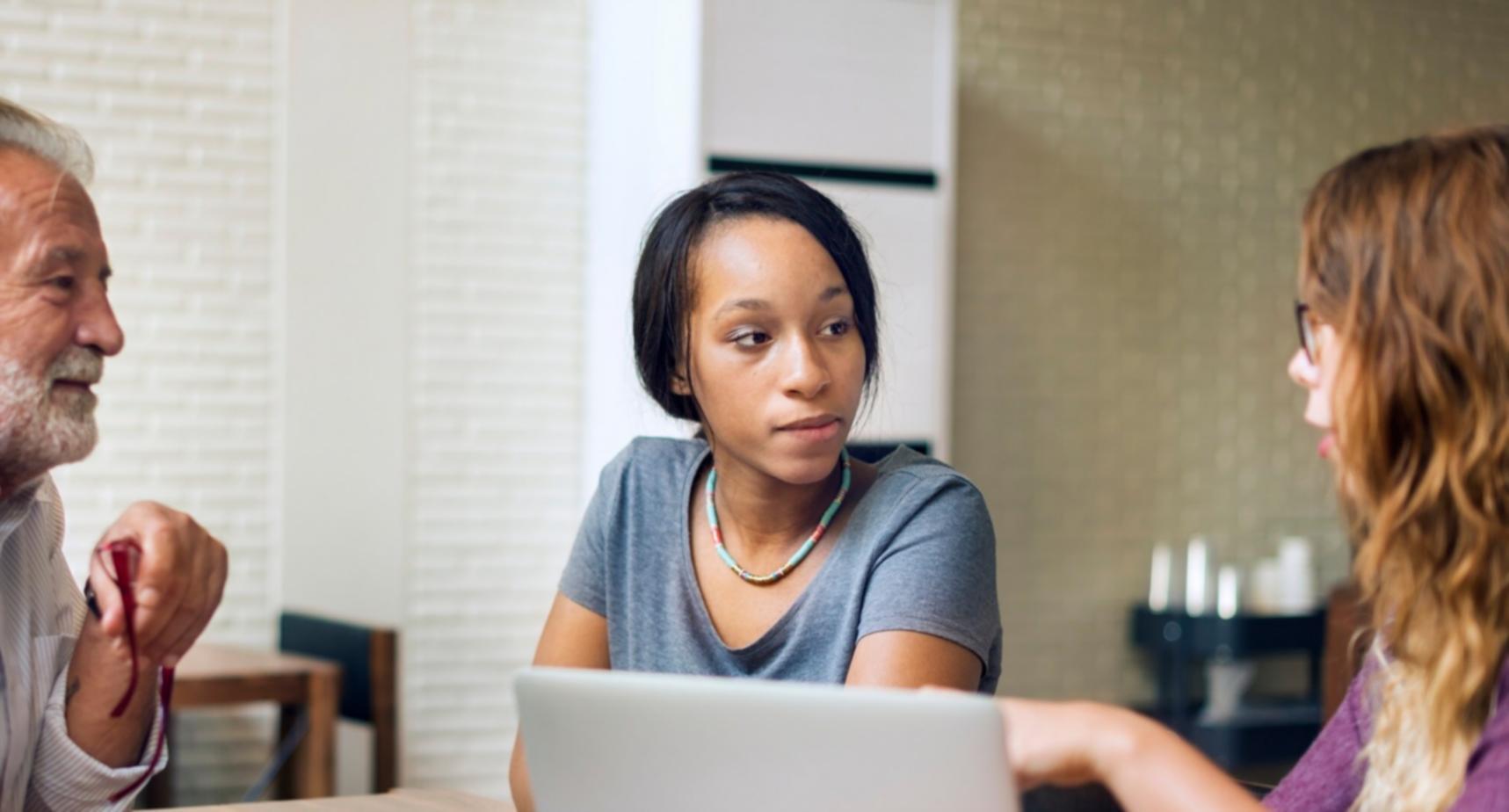Facilitador guiando a un equipo durante una sesión práctica de finanzas corporativas